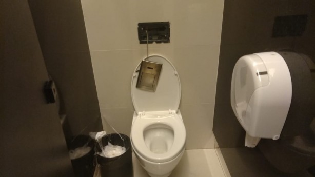 Banheiro do setor visitante da Arena Corinthians também foi danificado