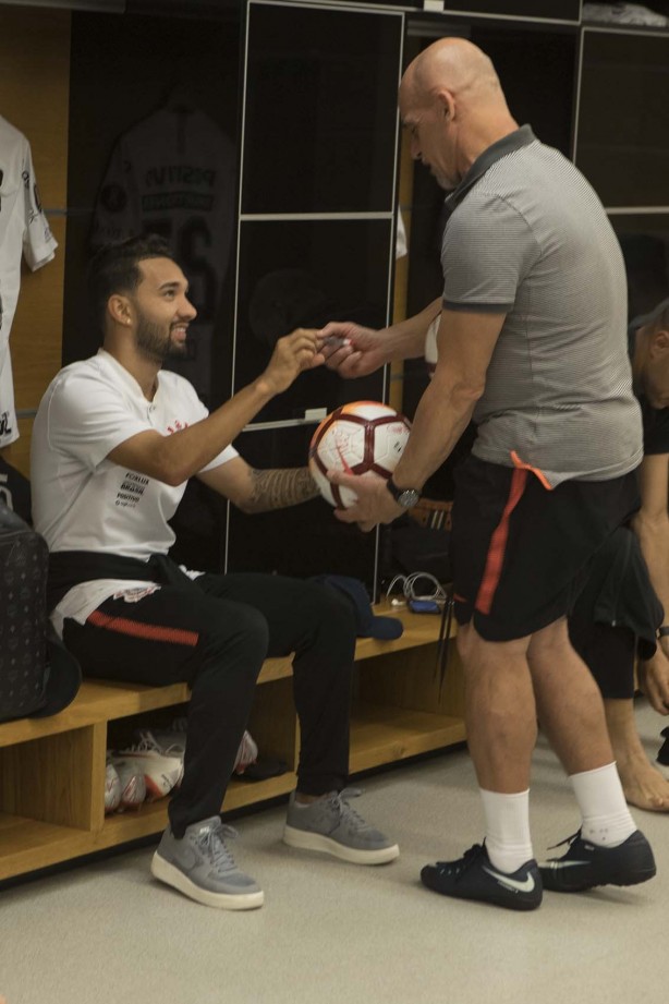 Clayson também assina a bola antes da partida contra o Colo-Colo