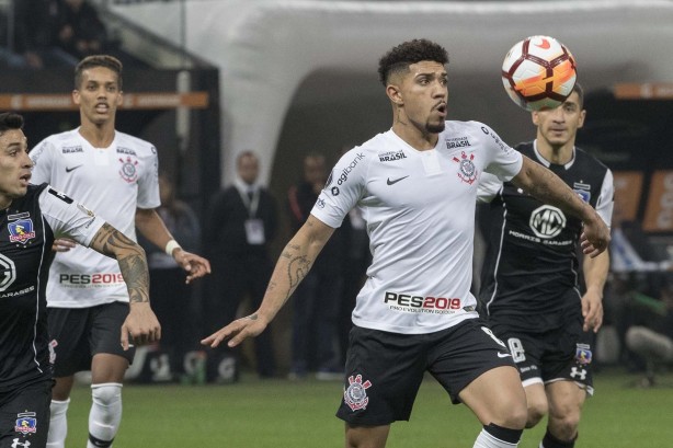 Douglas e Pedrinho durante a partida contra o Colo-Colo