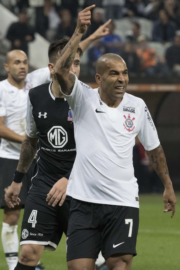 Emerson Sheik entrou na partida contra o Colo-Colo