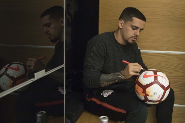 Fagner assina uma bola antes da partida contra o Colo-Colo