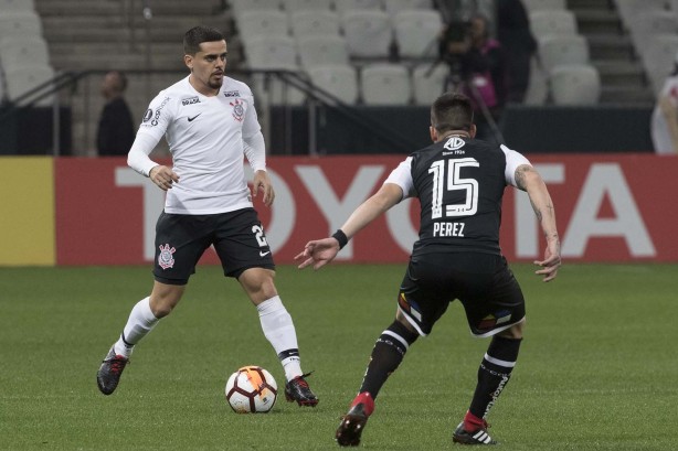 Fagner durante jogo contra o Colo-Colo, na Arena Corinthians