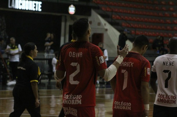 Matheus que nada! É o apelido Obina que aparece estampado na camisa