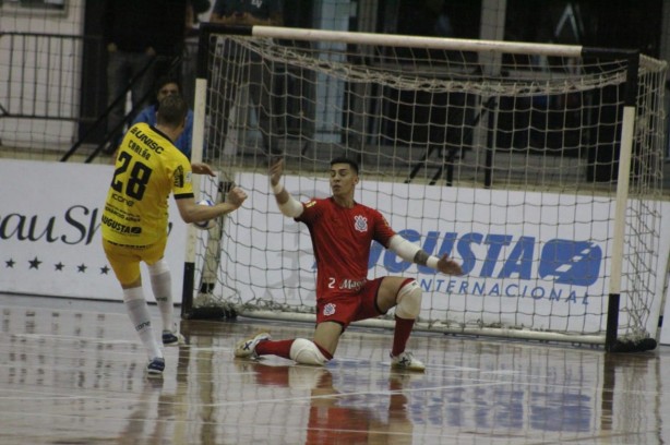 Obina é o goleiro titular do Corinthians no futsal profissional