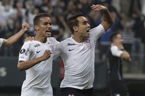 Pedrinho e Jadson comemoram gol na partida contra o Colo-Colo