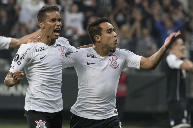 Pedrinho e Jadson comemoram gol na partida contra o Colo-Colo