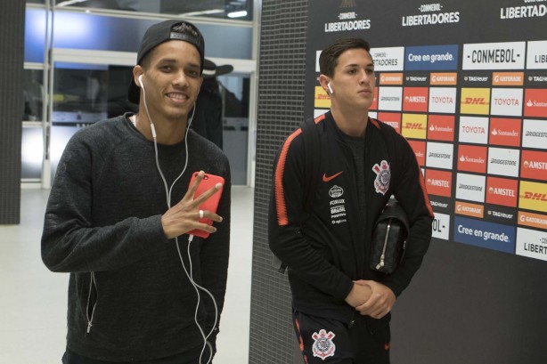 Pedrinho e Mateus Vital chegando na Arena para a partida contra o Colo-Colo