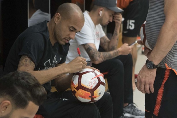 Roger assina uma bola antes da partida contra o Colo-Colo