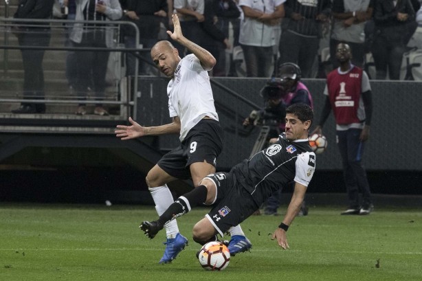 Roger marcou um dos gols na vitória contra o Colo-Colo
