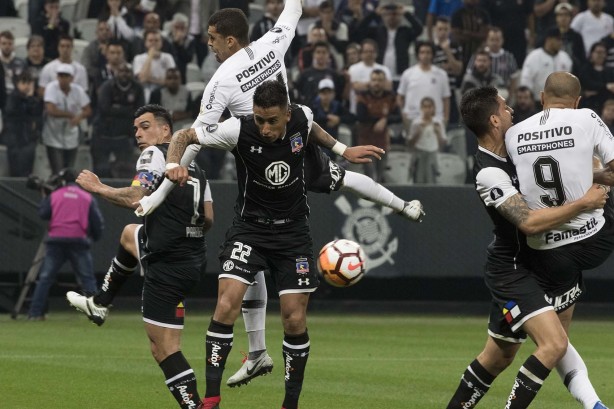 Roger marcou um dos gols na vitória contra o Colo-Colo
