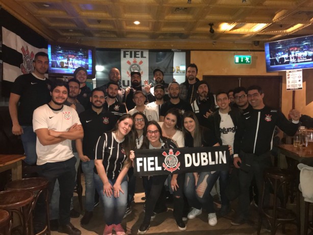 Corinthianos assistem às partidas e torcem juntos pelo Timão em pub irlandês