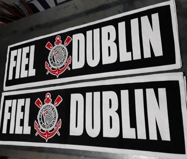 Faixas personalizadas marcam presença nos jogos do clube