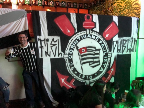 Marcio exibe bandeirão customizado da Fiel Dublin