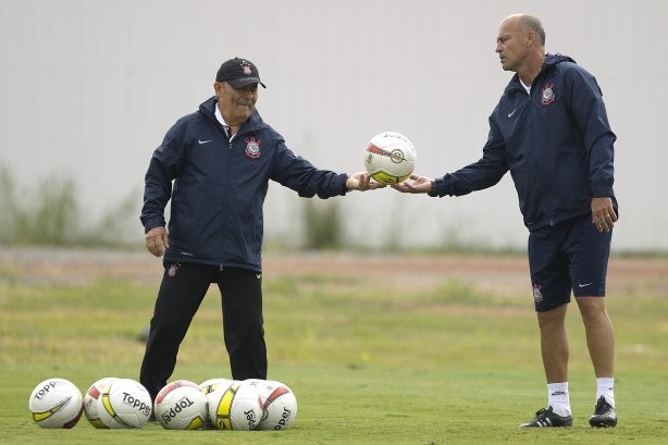 Seo Miranda ajudando o ex-preparador de goleiro Mauri Lima com as bolas