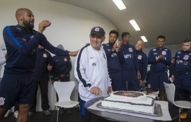 Seo Miranda sempre é chamado para cortar o bolo de aniversário do clube no CT