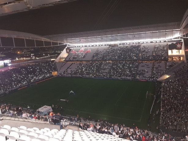 Arena Corinthians ficou escura, com show de luzes dos torcedores