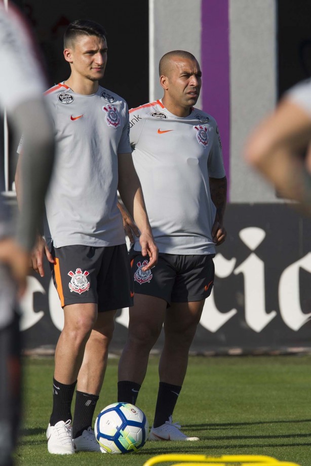 Emerson Sheik entrou no segundo tempo da partida contra o Colo-Colo