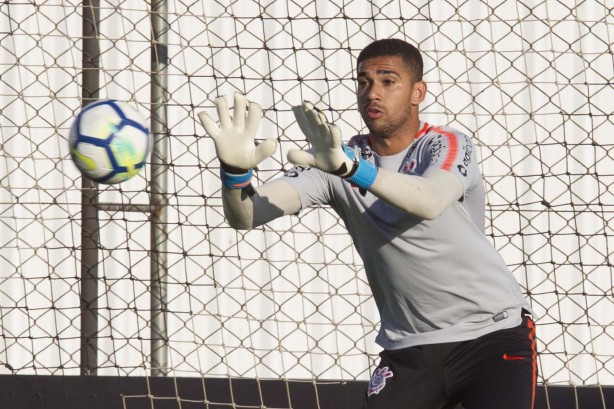 Goleiros do Corinthians se preparando para duelo contra o Atlético-MG