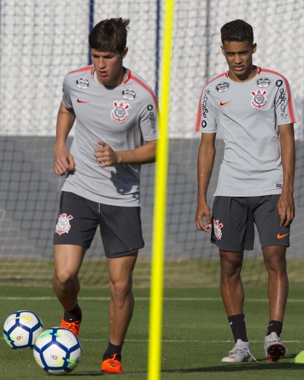 Mateus Vital e Pedrinho durante o último treino antes de enfrentar o Atlético-MG