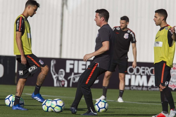 Osmar Loss comandou o treino desta quinta-feira no CT