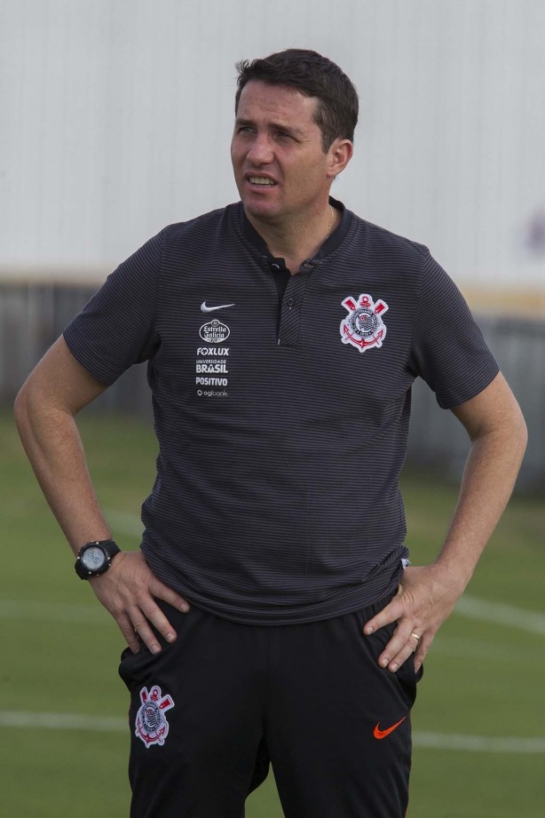 Osmar Loss comandou o treino desta quinta-feira no CT