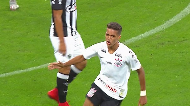 Pedrinho corre para o abrao ao abrir placar contra Atltico-MG