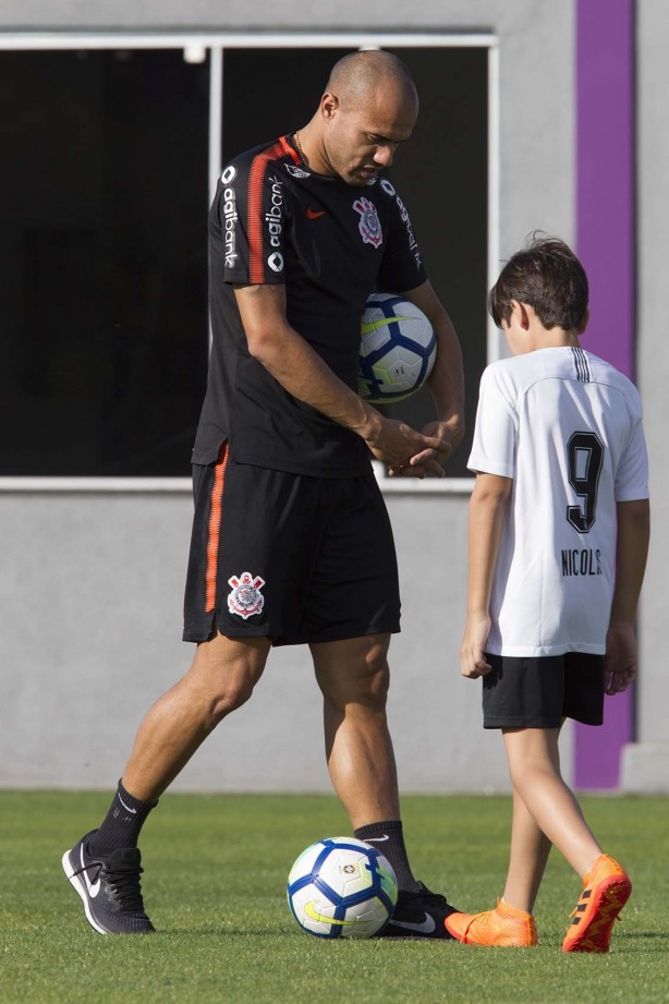 Roger e filho no treino desta tarde no CT do Timão