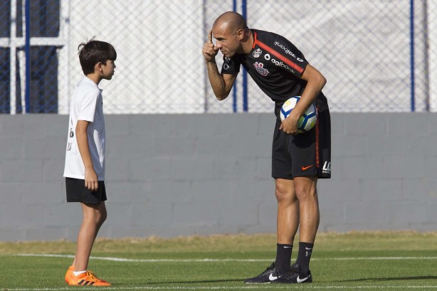 Roger e filho no treino desta tarde no CT do Timão