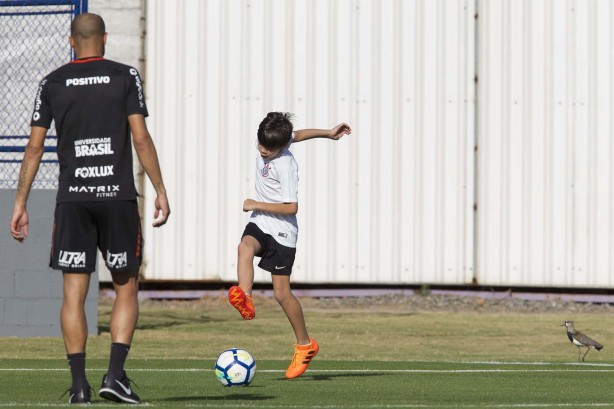 Roger e filho no treino desta tarde no CT do Timão