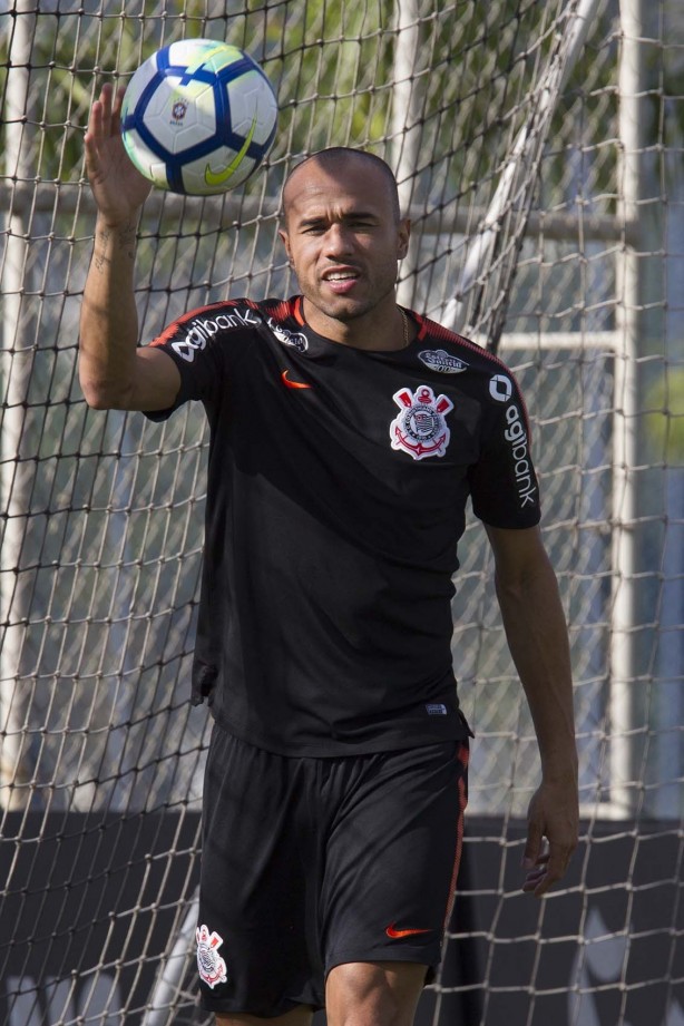 Roger marcou um dos gols na vitória contra o Colo-Colo