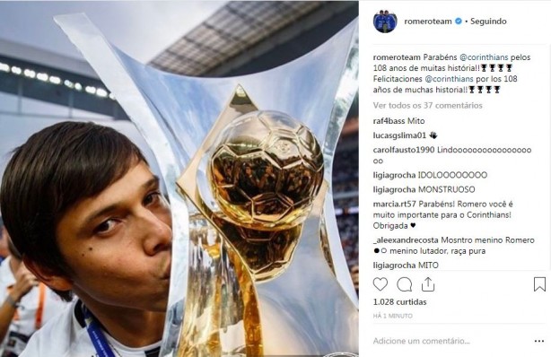 Romero publicou foto com a taça do Brasileirão