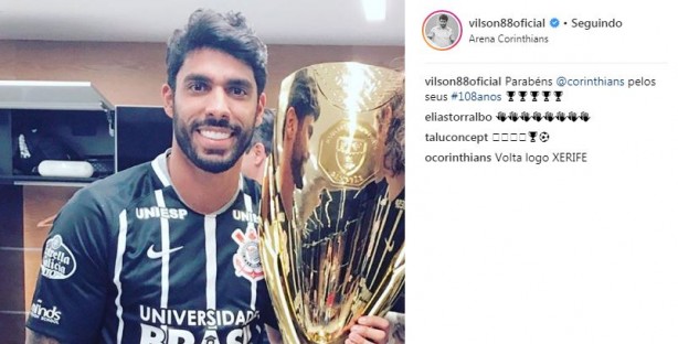 Vilson, troféu e parabéns para o Corinthians