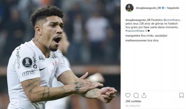 Volante Douglas parabenizou o Timão no Instagram