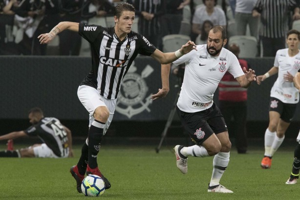 Danilo durante partida contra o Atlético-MG, na Arena Corinthians, pelo Brasileirão