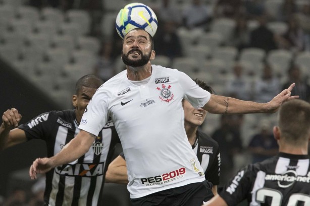Danilo entrou no lugar de Roger contra o Atlético-MG, na Arena Corinthians