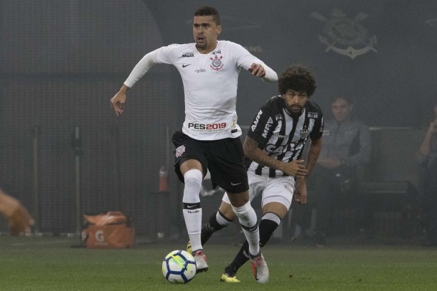 Léo Santos foi titular diante o Atlético-MG, na Arena Corinthians, pelo Campeonato Brasileiro