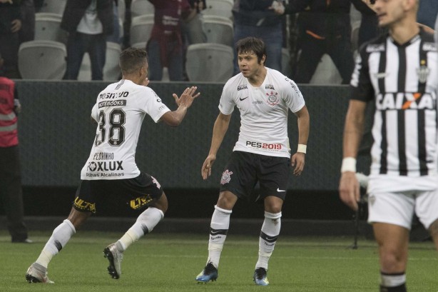 Pedrinho e Romero comemoram o gol do garoto contra o Atlético-MG, na Arena Corinthians