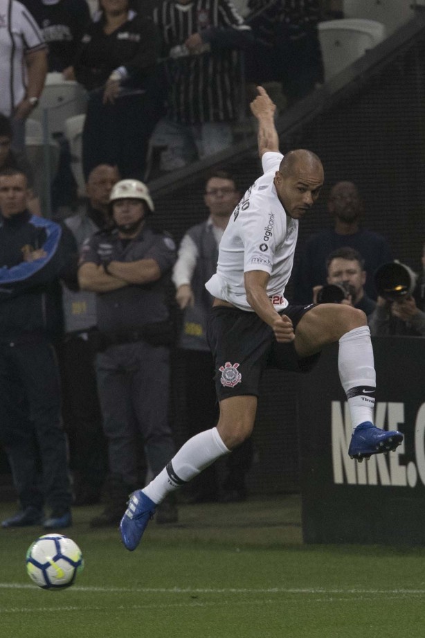 Roger em jogada contra o Atlético-MG, na Arena Corinthians, pelo Brasileirão 2018