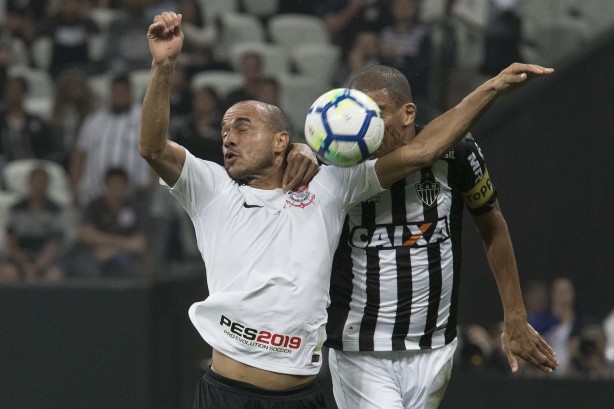 Roger foi titular diante o Atlético-MG, na Arena Corinthians, pelo Brasileirão