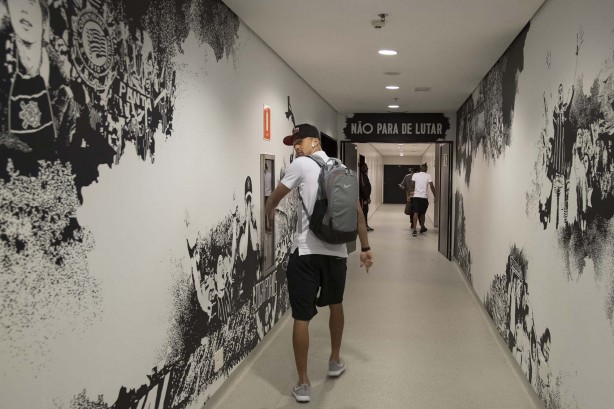 Léo Santos que entrará jogando chega a Arena Corinthians