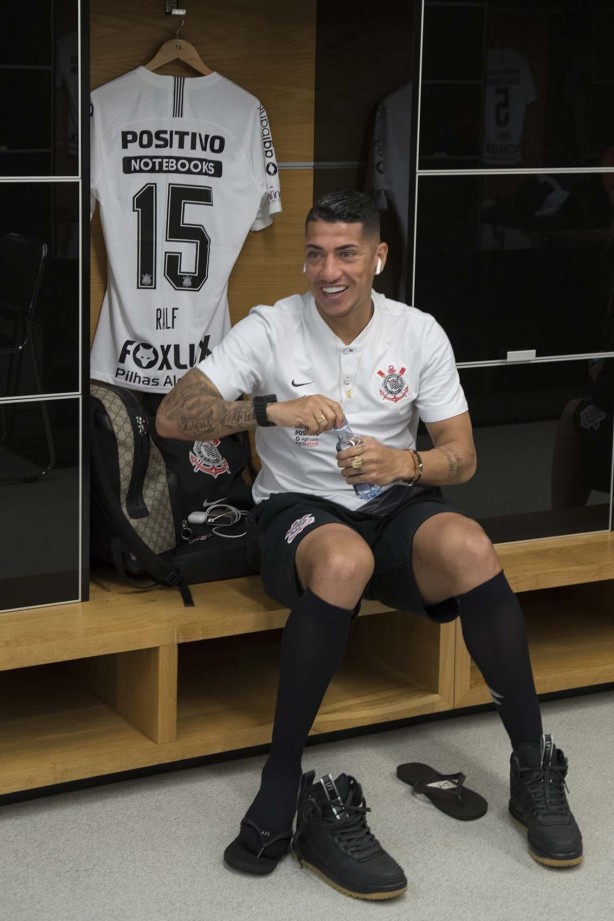 Ralf no vestiário antes de enfrentar o Atlético-MG