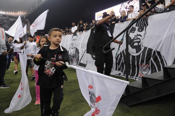 Crianças entraram com bandeiras do Corinthians na comemoração dos 108 anos do clube