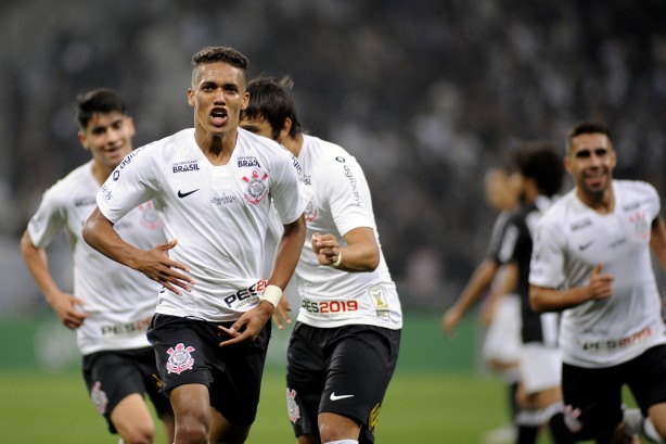 Elenco comemora com Pedrinho o gol dele contra o Atlético-MG, pelo Brasileirão