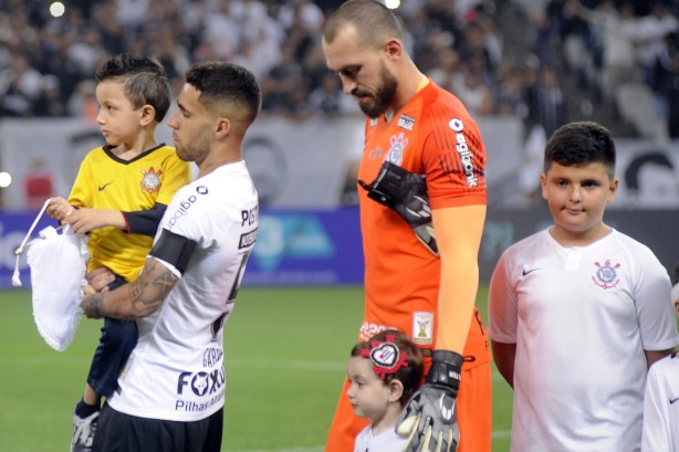 Gabriel e Water perfilados para o hino nacional, antes do jogo contra o Atlético-MG