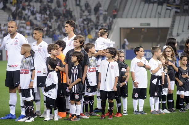 Jogadores e crianças perfilados para hino nacional antes do jogo contra o Atlético-MG