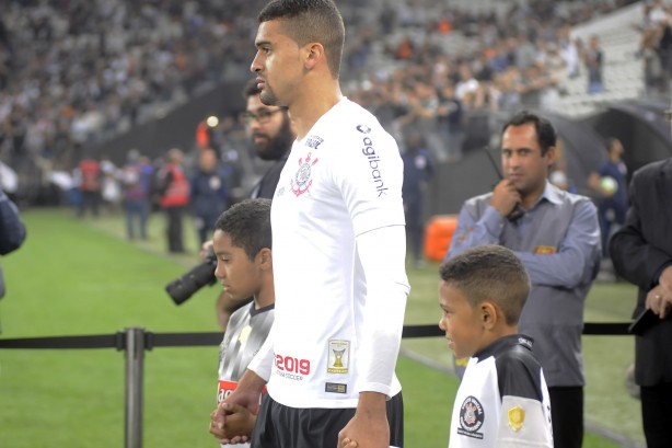 Léo Santos durante os ritos iniciais do jogo contra o Atlético-MG, pelo Brasileirão