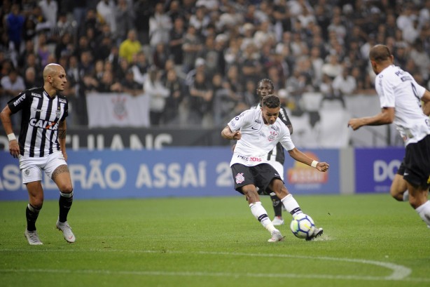 Momento exato do chute de Pedrinho contra o gol do Atlético-MG; que resultou no gol corinthiano