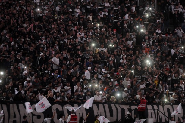 Torcedores prestaram homenagem aos 108 anos do Corinthians