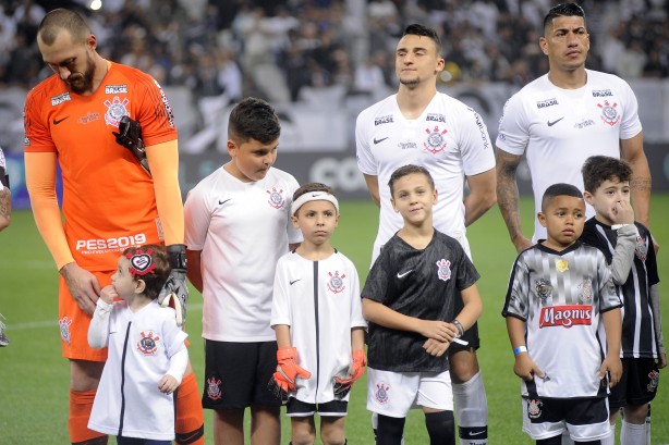 Walter, Mantuan e Ralf durante execução do hino nacional antes do jogo contra o Atlético-MG