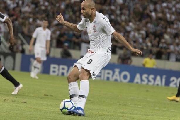 Atacante Roger durante partida contra o Ceará, em Fortaleza, pelo Brasileirão 2018